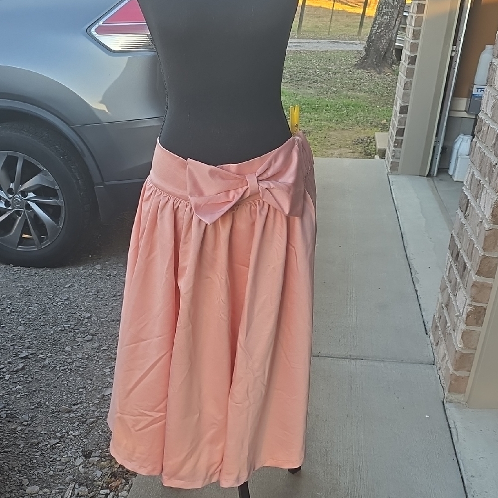 Chic Midi Skirt in Soft Pink